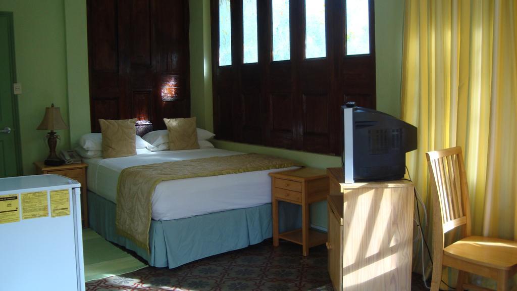 Heritage Inn Trinidad Belmont Exteriér fotografie